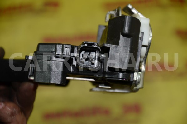 Замок двери передней левой Mitsubishi Colt 