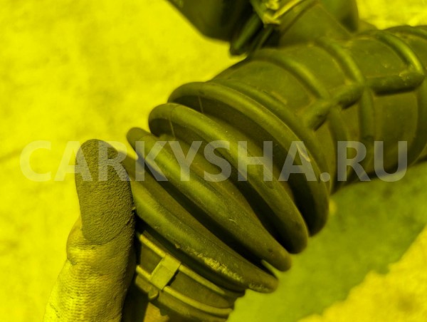 Патрубок воздушного фильтра Nissan Cedric 