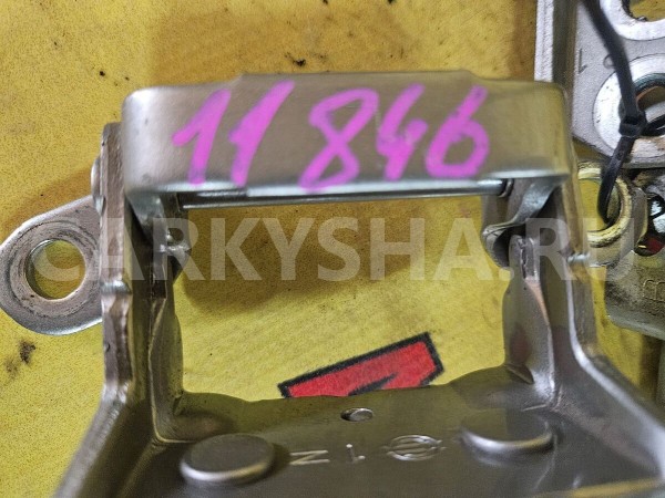 Петля двери Nissan Juke 