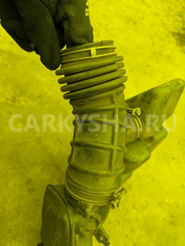 Патрубок воздушного фильтра Nissan Cedric 