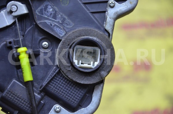 Замок двери передней левой Toyota Auris 