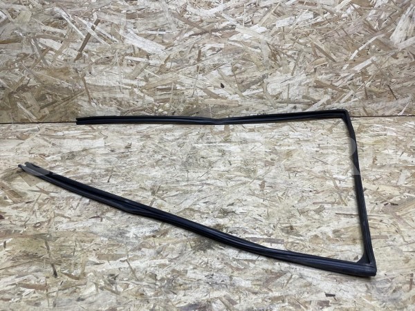 Внутренняя резинка стекла задняя правая Toyota Land Cruiser 200 Series оригинальный номер 68142-60060