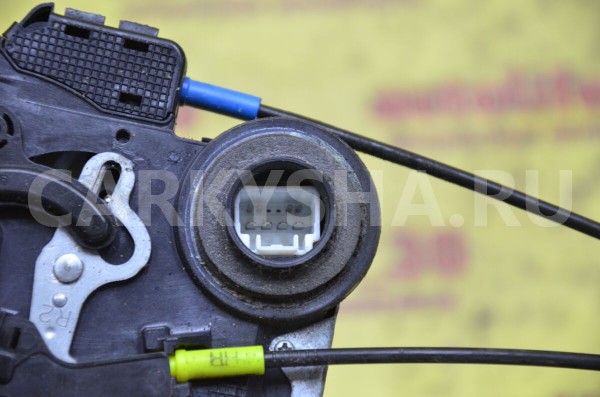 Замок двери задней правой Toyota Auris 