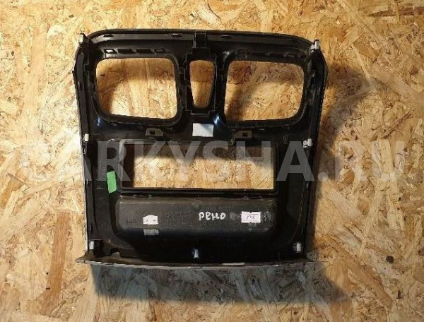 Накладка торпедо Renault Logan 2 / Sandero 2 Renault 18 оригинальный номер 1419401xcf