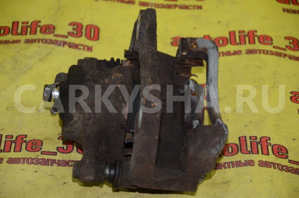 Суппорт тормозной передний правый Toyota Auris 