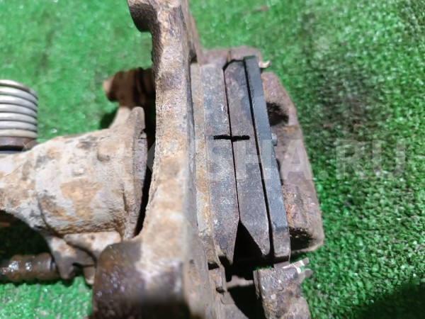 Суппорт тормозной задний левый Nissan Cefiro 